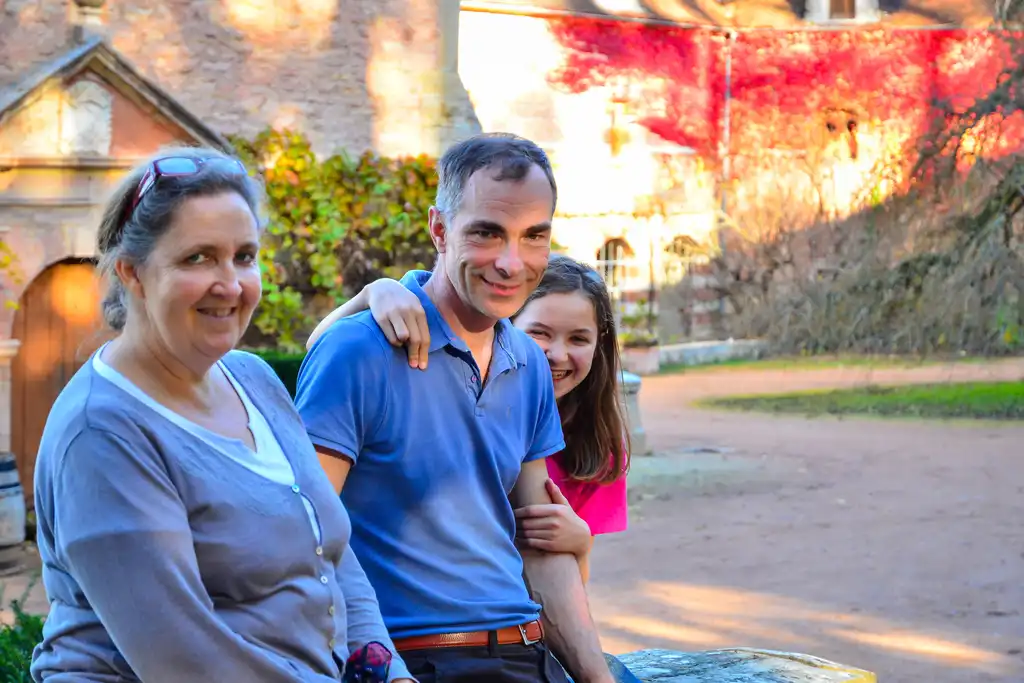 Die Gastgeber des Schlosses im Burgund mit ihrem Kind