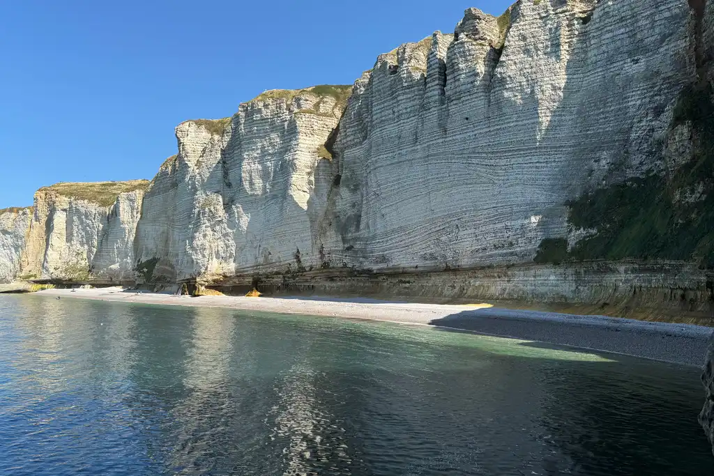 Das Etretat in der Normandie mit großen weißen Klippen
