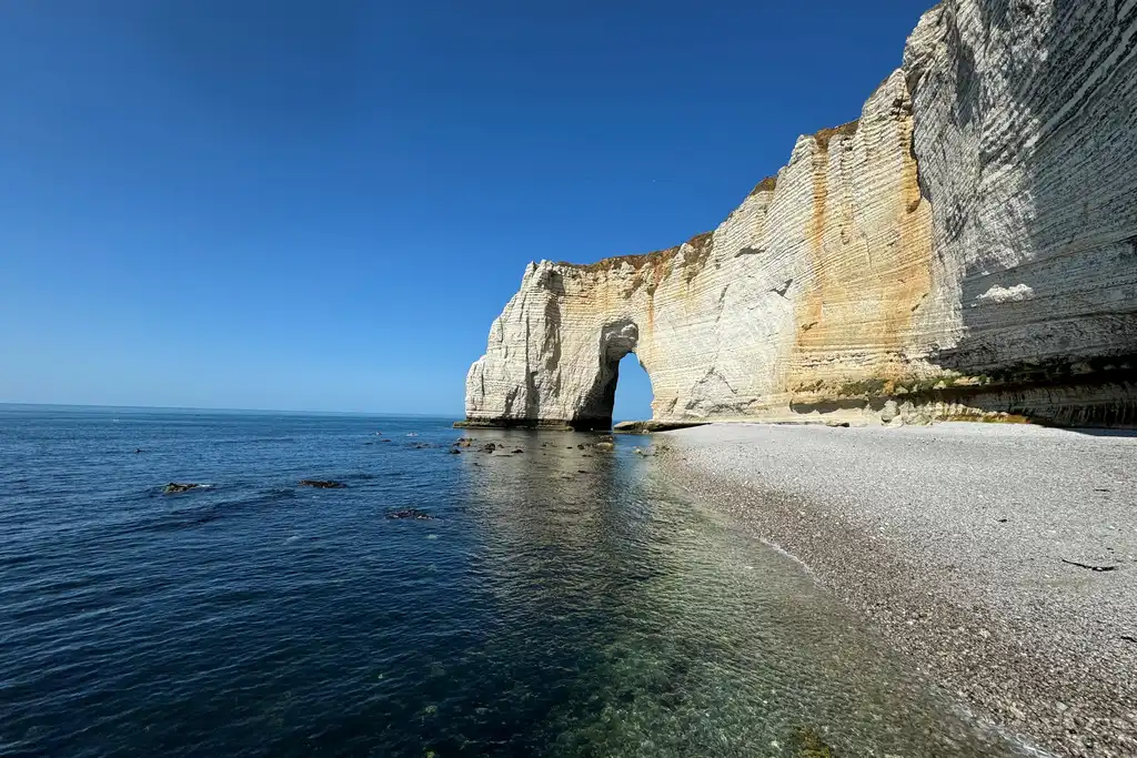 Das Etretat in der Normandie mit großen weißen Klippen am Strand