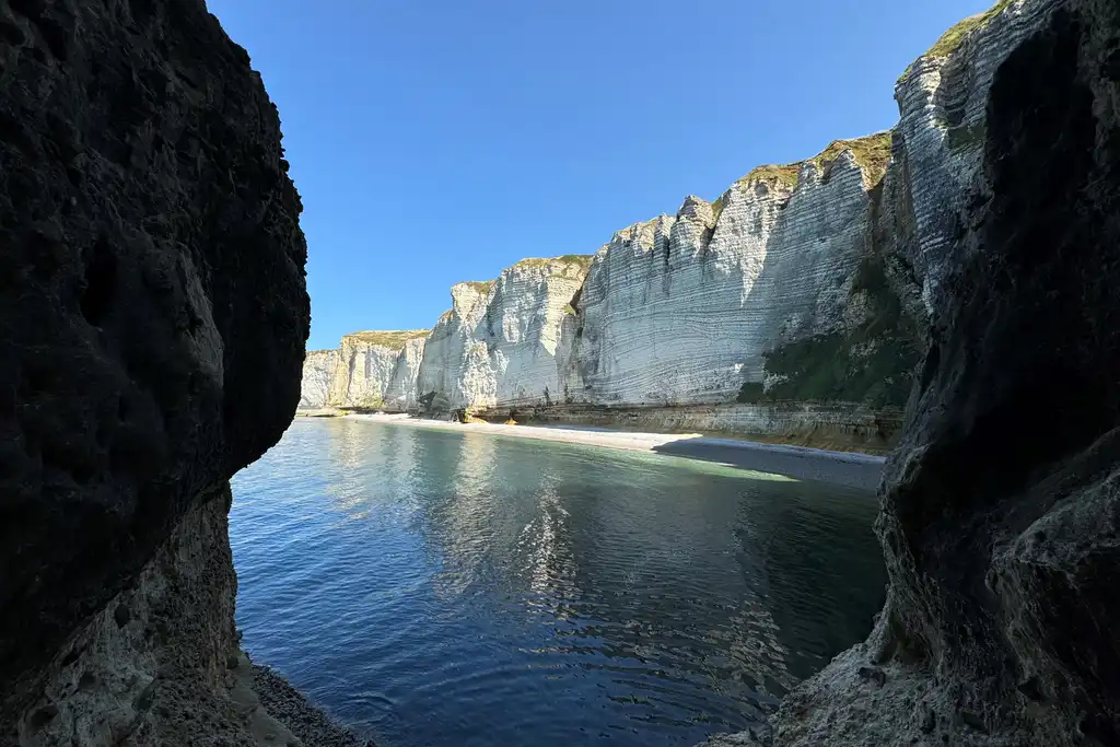 Das Etretat in der Normandie mit schönen steilen und weißen Klippen