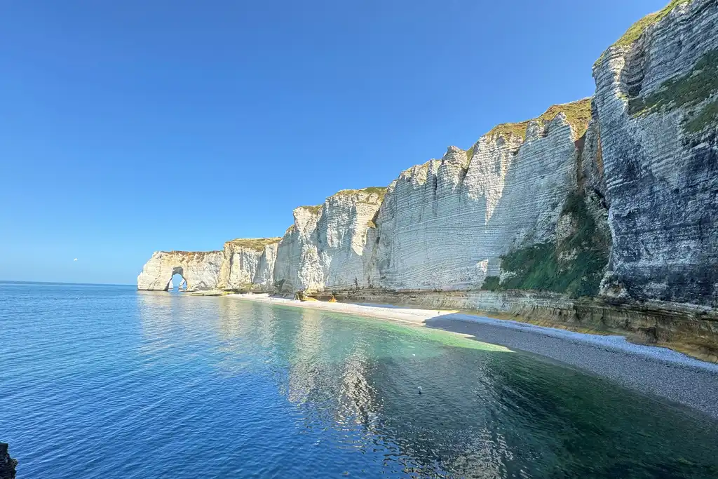 Kreidefelsen in Étretat im Sonnenlicht vor Meer