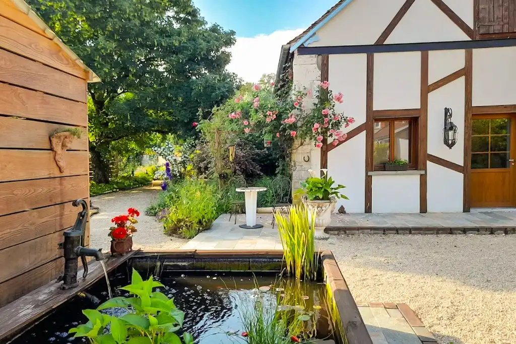 Ein Brunnen im Garten der ehemaligen Poststation im Burgund