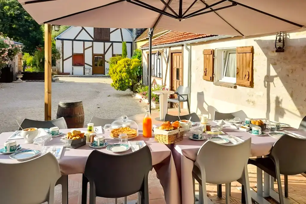 Frühstückstisch reich gedeckt auf der Terrasse der ehemaligen Poststation