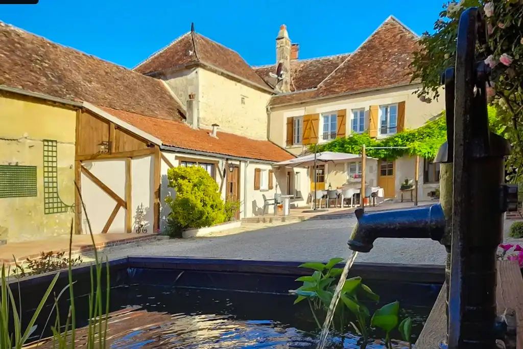 Brunnen im Innenhof der ehemaligen Poststation im Burgund