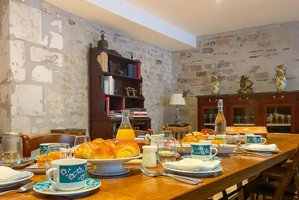 Frühstückstisch in der ehemaligen Poststation im Burgund