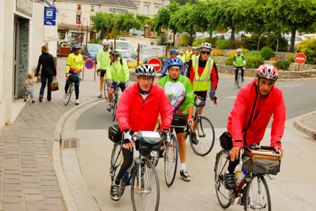 Touristen fahren auf Rennrädern durch eine Stadt im Burgund