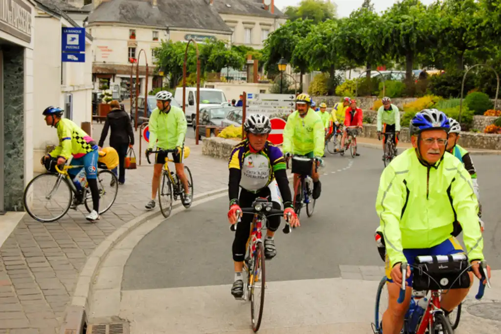 Touristen fahren auf Rennrädern durch eine Stadt im Burgund