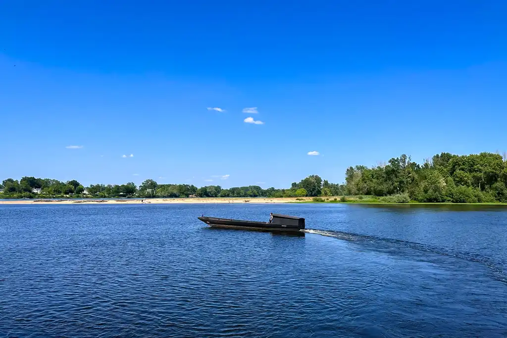 loire-landschaft-fluss-boot