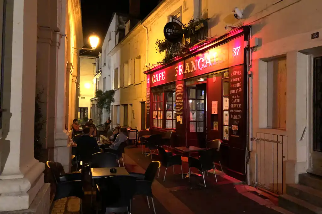 loire-rundreise-stadt-restaurant