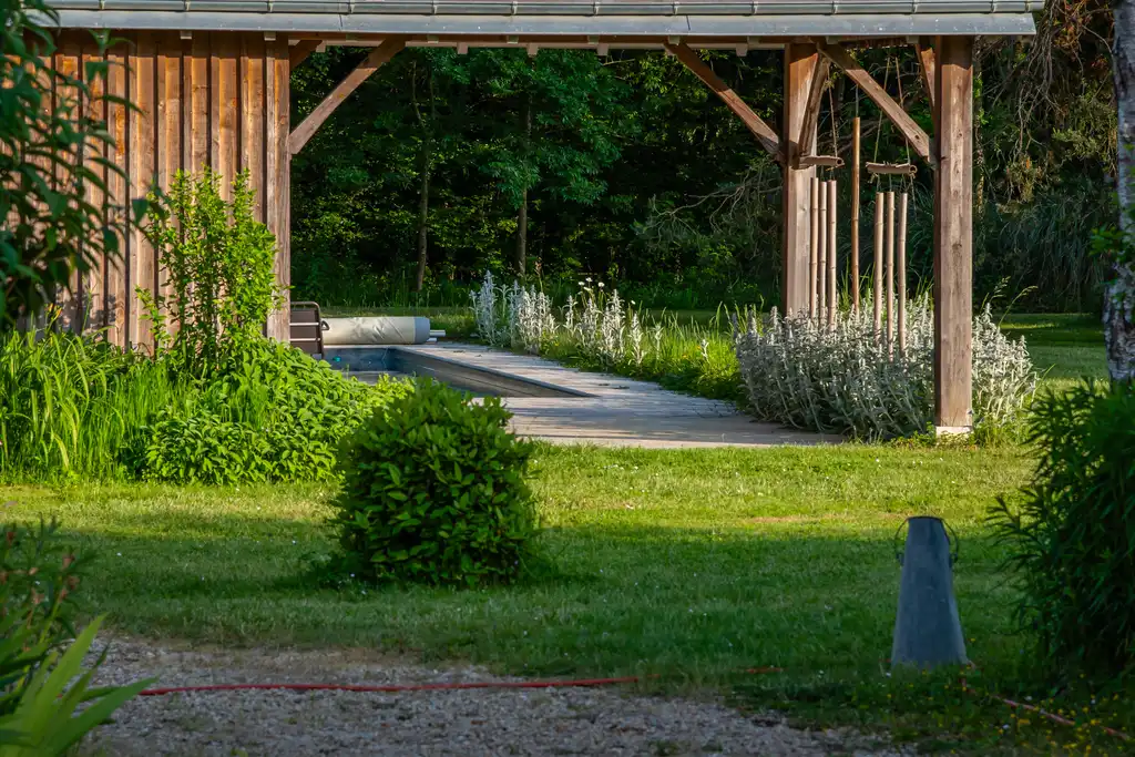 Der moderne Pool im Garten des Gutshofs in der Loire