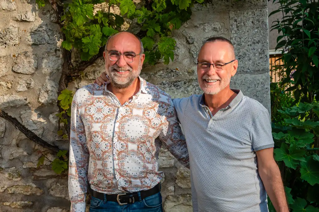 Die Gastgeber des Gutshofs in der Loire stehen gemeinsam im Garten