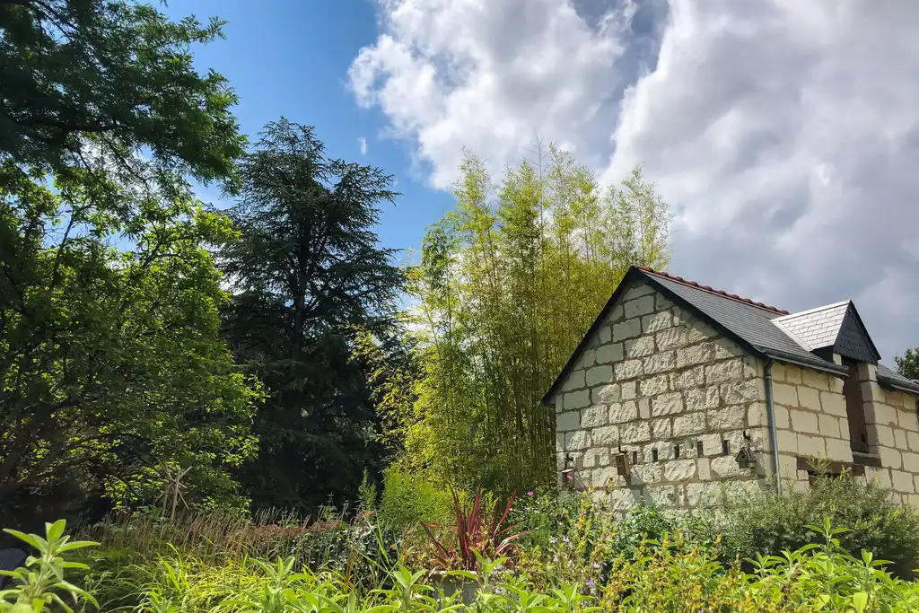 Der Garten des Gutshofes in der Loire mit einem netten Gartenhäuschen und hohem Bambus der dort wächst