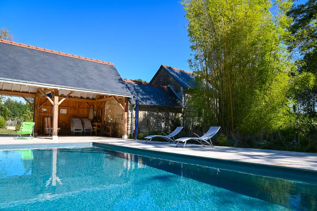 Der Pool des Gutshofs in der Loire bin gemütlichen Liegestühlen an der Seite