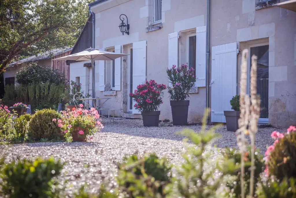 Der Gutshof in der Loire mit einer charmanten Terrasse mit vielen blühenden Blumentöpfen