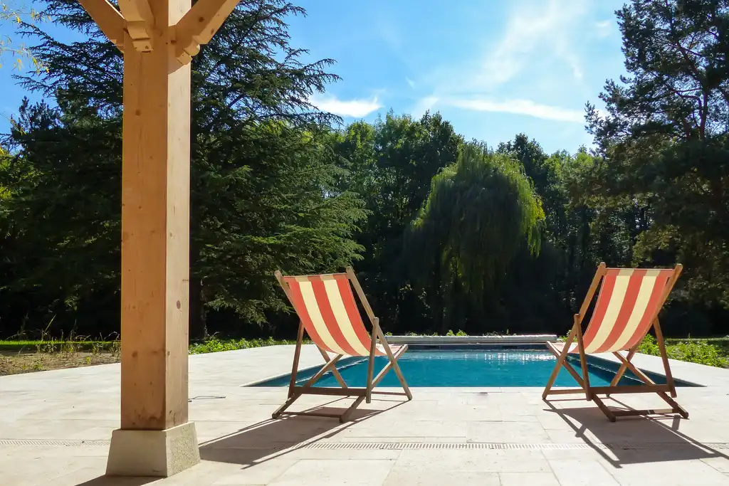 Der Pool des Gutshofs in der Loire mit zwei gemütlichen Liegestühlen 