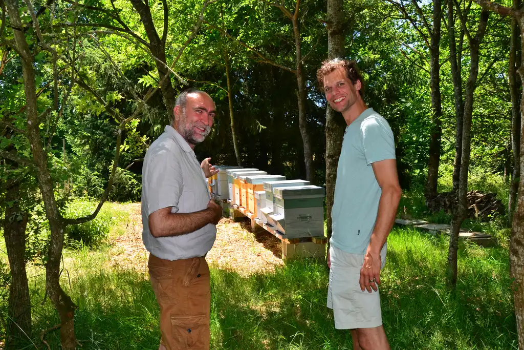 Thomas und der Gastgeber des Gutshofs in der Loire stehen vor Bienenstöcken