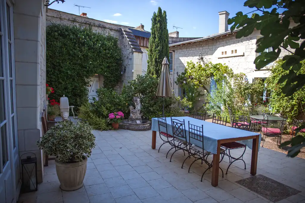 Der wunderschön mit Pflanzen gestaltete Innenhof des Tuffsteinhauses in der Loire