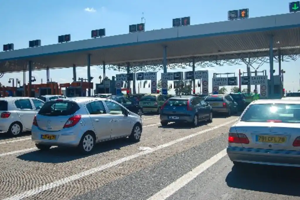 Autos die durch eine Mautstation fahren