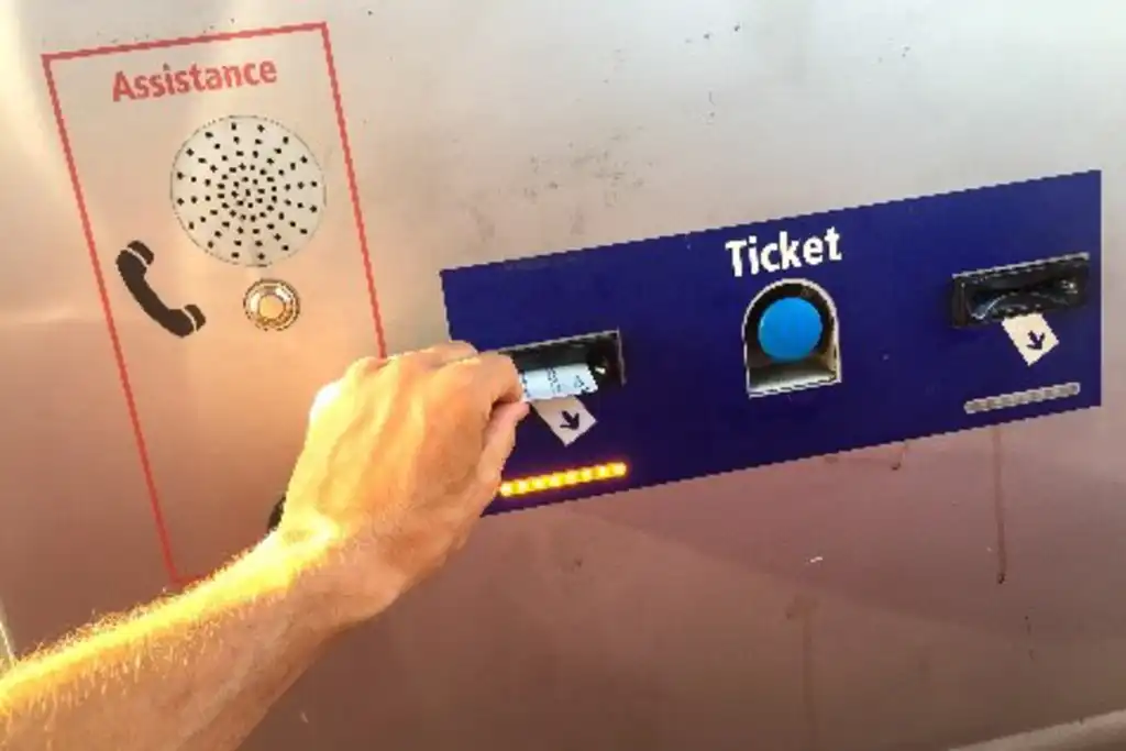 Ein Ticket wird an einem Mautautomaten gezogen