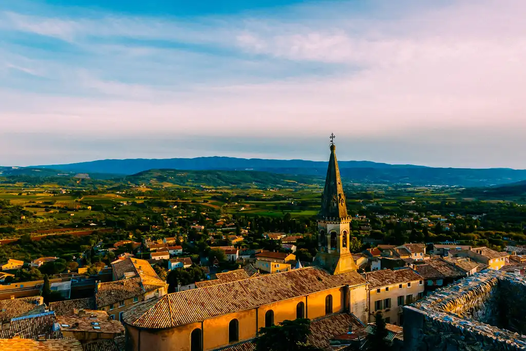 provence-architektur-dorf-sonnenuntergang