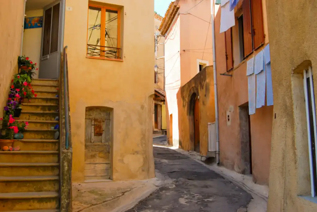 provence-rundreise-gebaude-umgebung