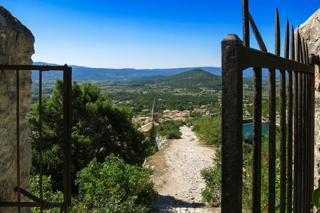 provence-landschaft-tor