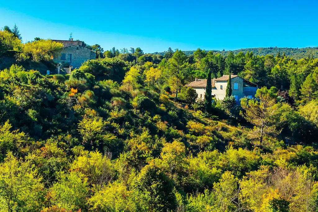 provence-landschaft-häuser