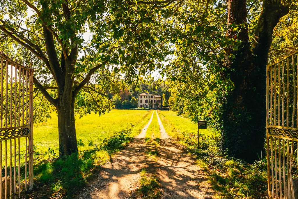 provence-landschaft-tor-einfahrt
