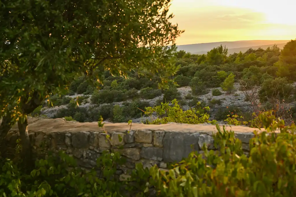 Provence-Landschaft-Mauer-Sonnenuntergang