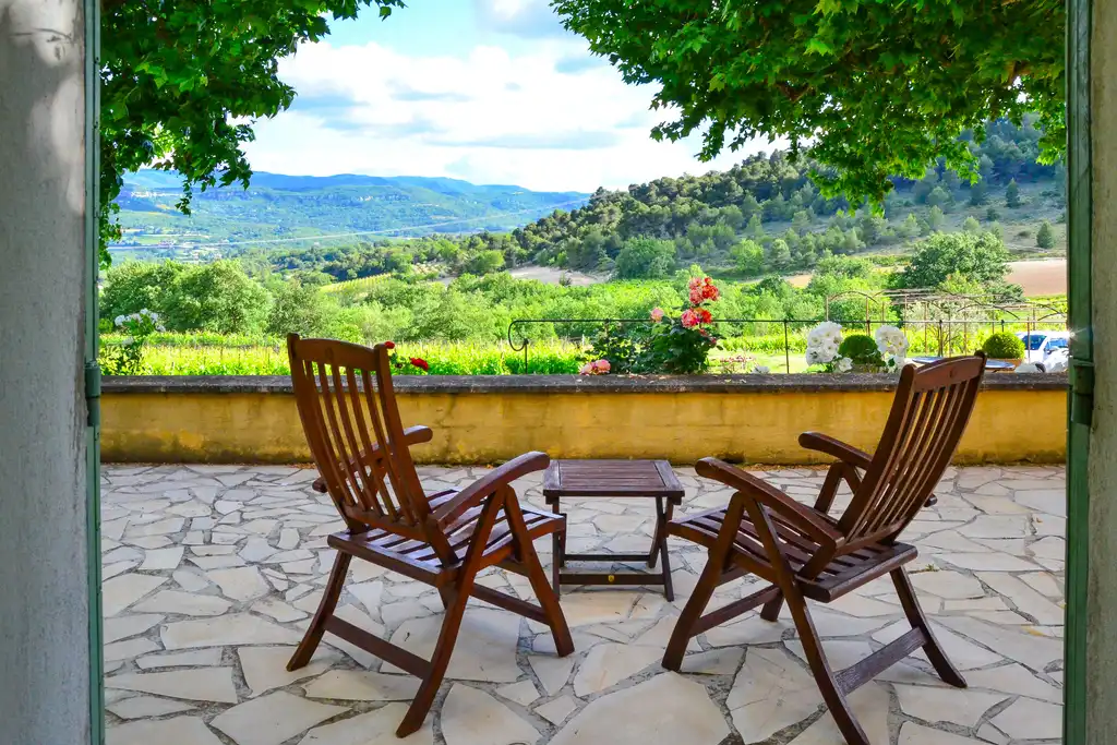 provence-unterkünfte-stühle