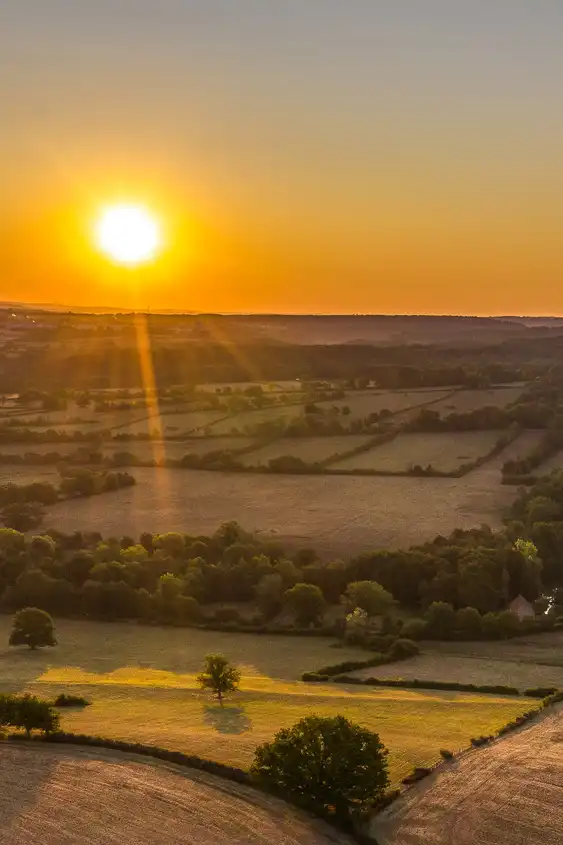 Drohnenaufnahme von Feldern im Burgund bei einem malerischen Sonnenuntergang