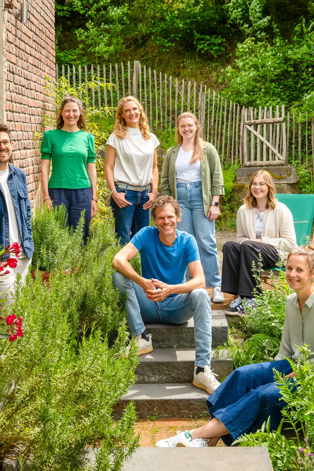 Das Team von France Naturelle auf der Treppe vor dem Büro