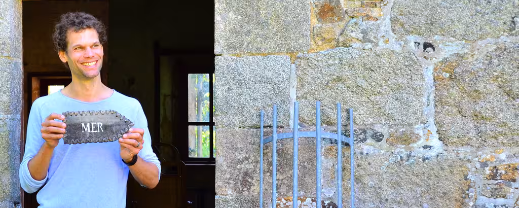 Thomas mit Wegweiser