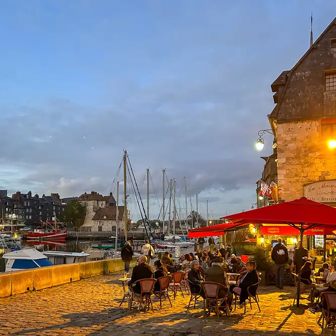 Eine Terrasse eines Restaurants am Abend