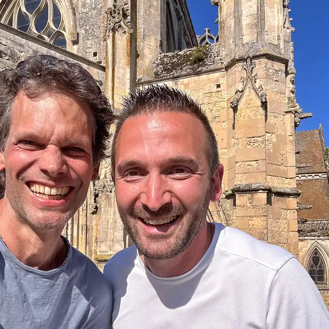 Zwei Männer stehen vor einer Kirche