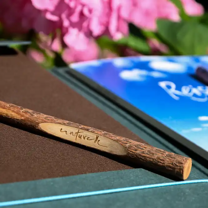 Das geöffnetet Loire Reiseführerpaket mit Fokus auf den France Naturelle Astbleistift