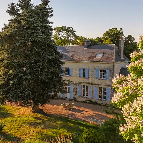 Ein Gutshaus mit blauen Fensterläden im Loiretal