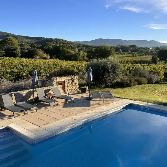 Provence-Urlaub-Tipp-Pool-Stuehle