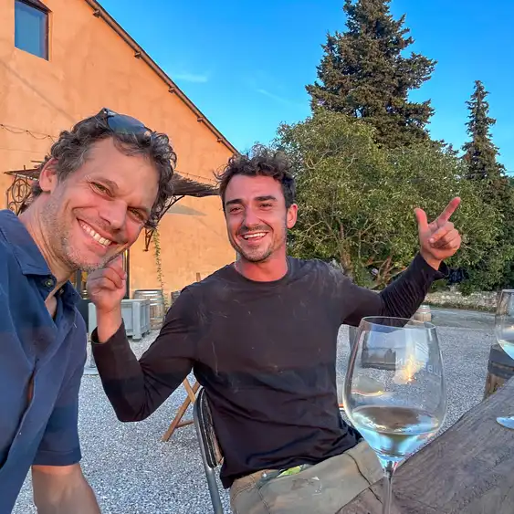Thomas auf einem Weingut mit einem Glas Wein