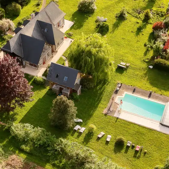 Fachwerkhaus mit Pool und Gartenhaus in der Normandie