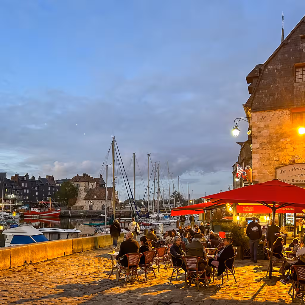 Eine Terrasse eines Restaurants am Abend