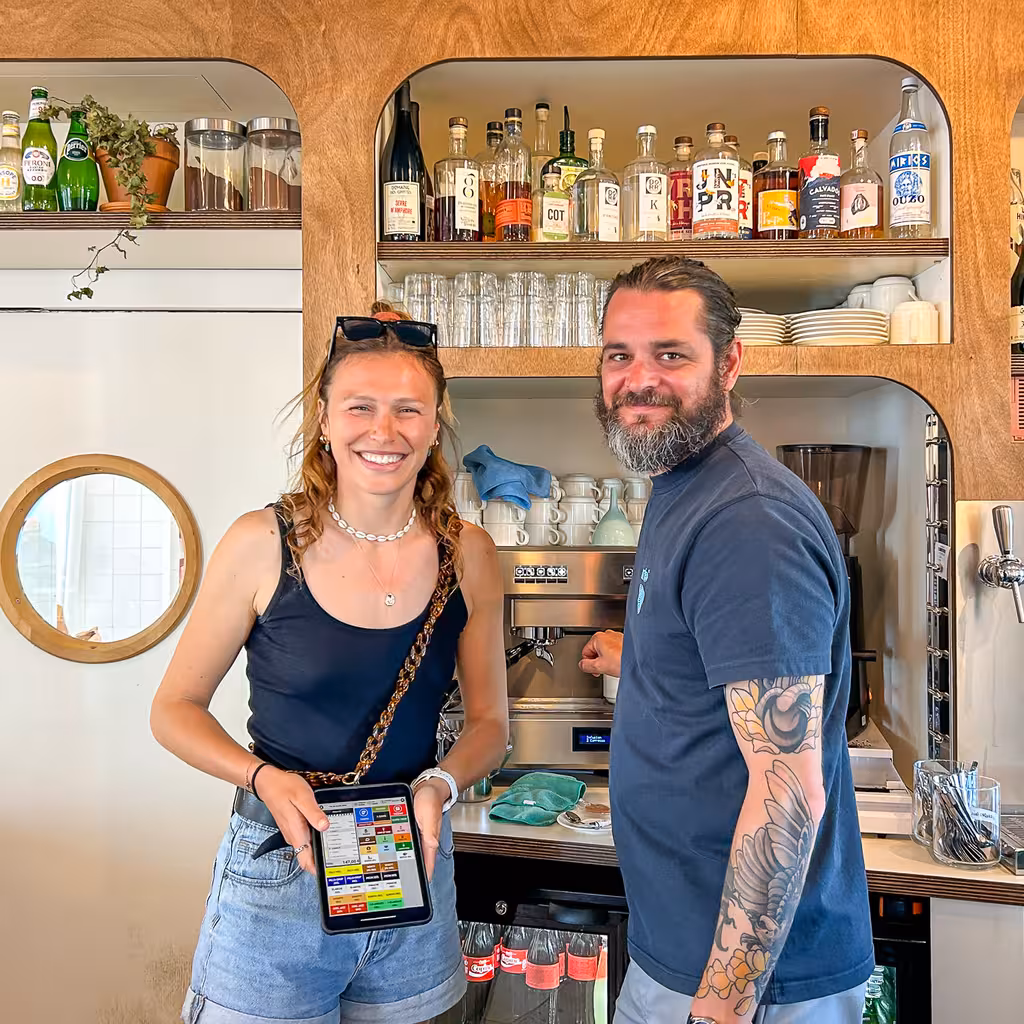 Ein Paar lächelt in die Kamera