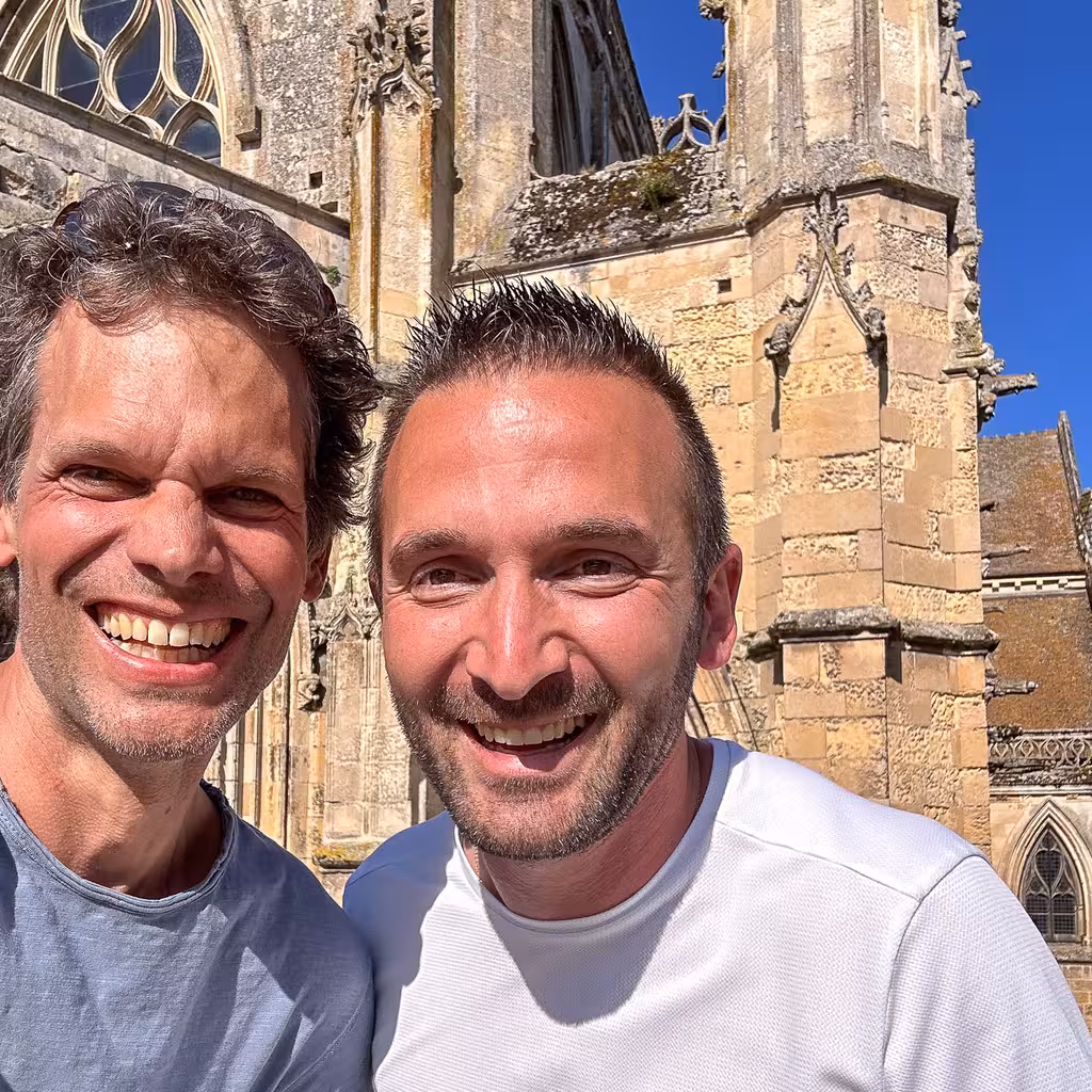 Zwei Männer stehen vor einer Kirche