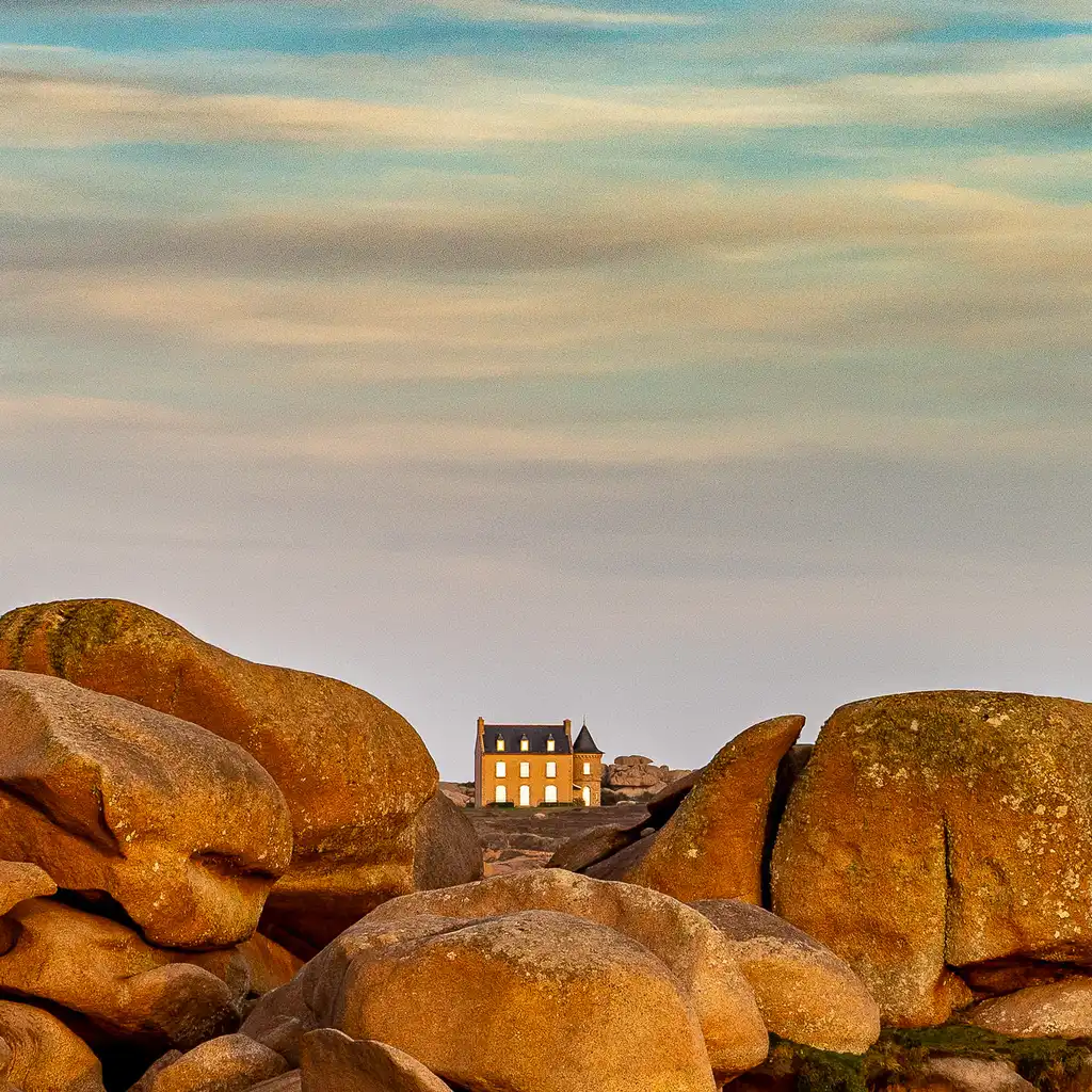 Ein einsames Haus zwischen Felsen an der Küste