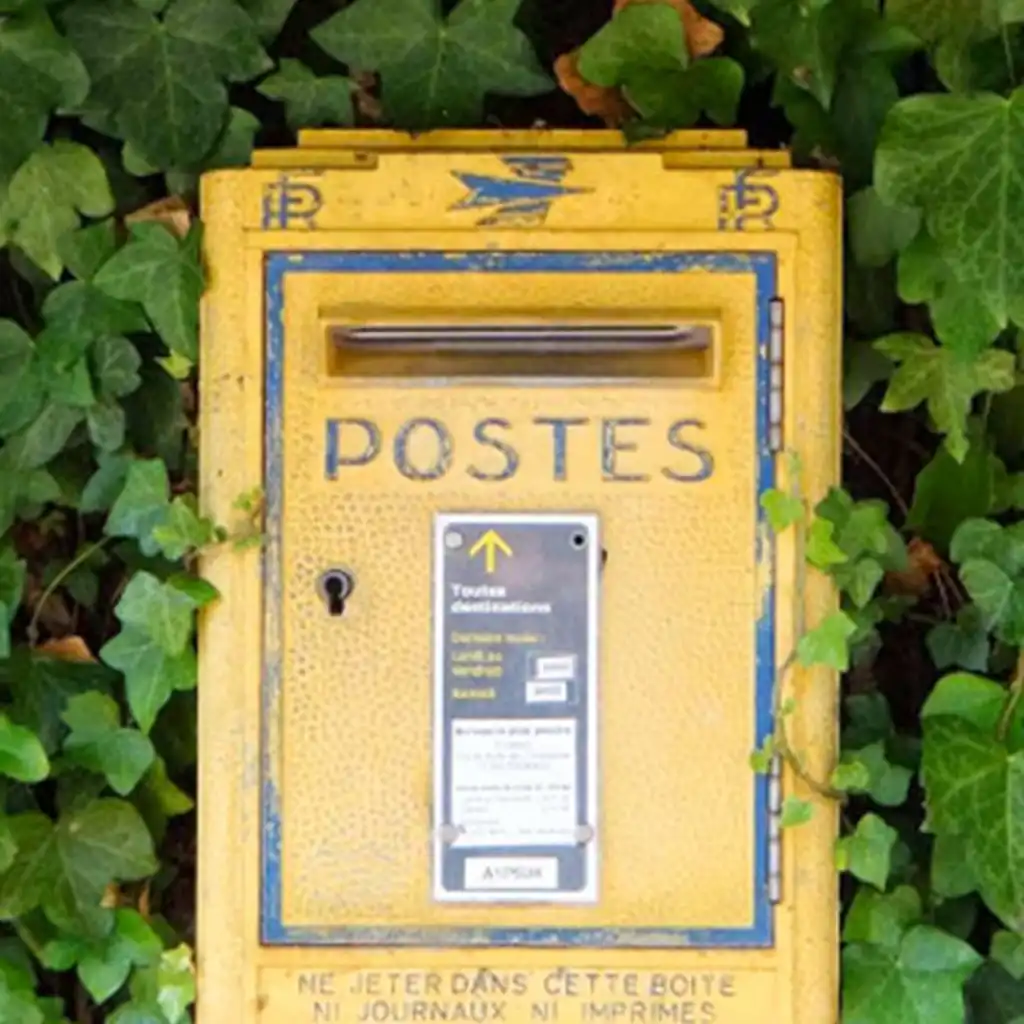 Ein gelber französischer Briefkasten