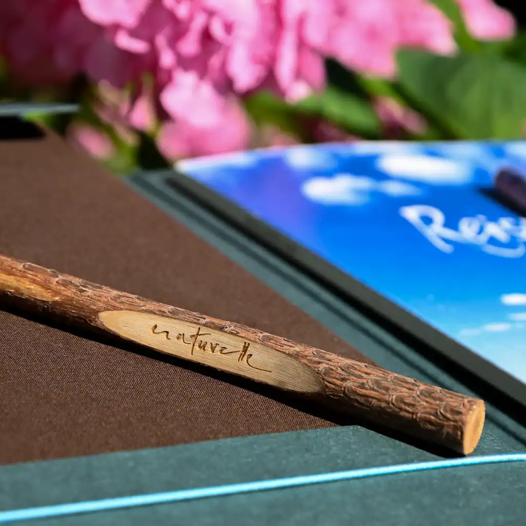 Das geöffnetet Loire Reiseführerpaket mit Fokus auf den France Naturelle Astbleistift