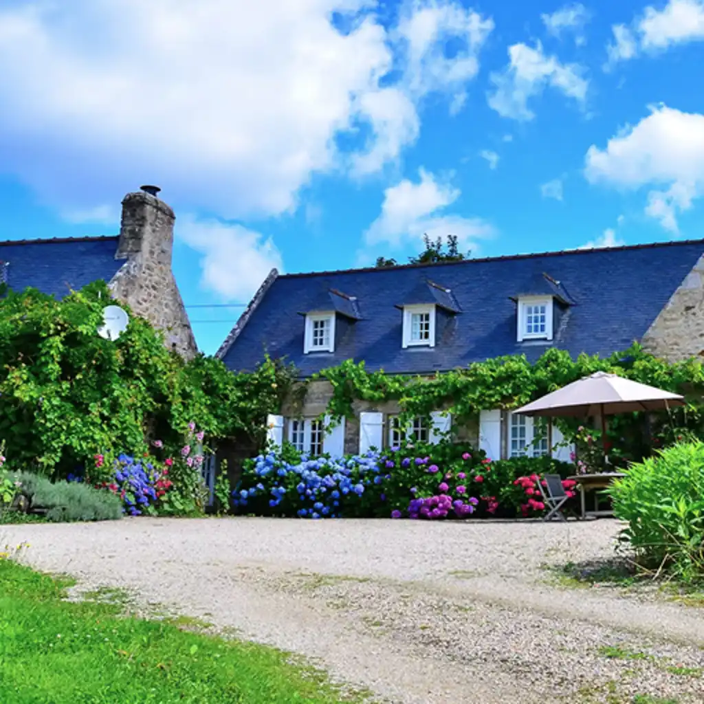 Ein Herrenhaus mit Garten