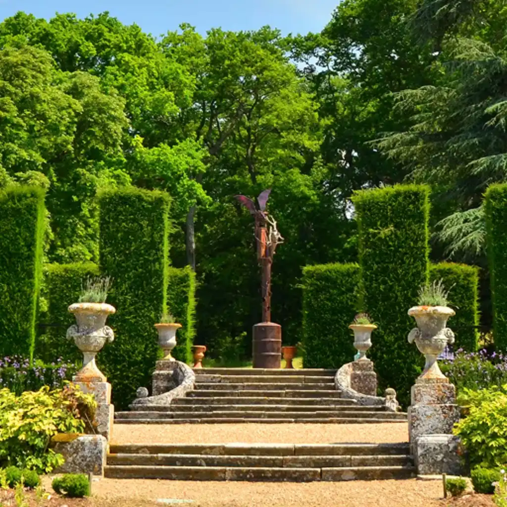Eine Treppe in einem angelegten Garten
