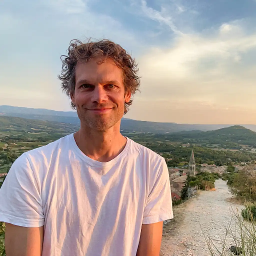 Thomas Kötting vor einer Landschaft