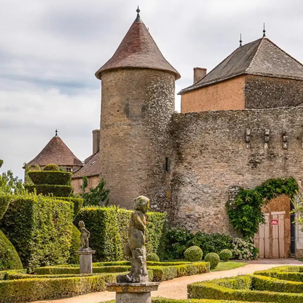 Eine Burg mit grünen Hecken